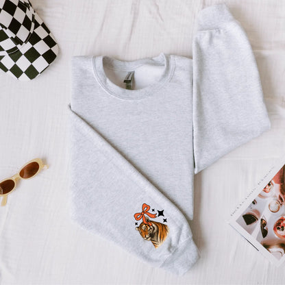 Tiger Sweatshirt Crewneck: Fashionable Cozy Oversized Sweatshirt Gift for Women