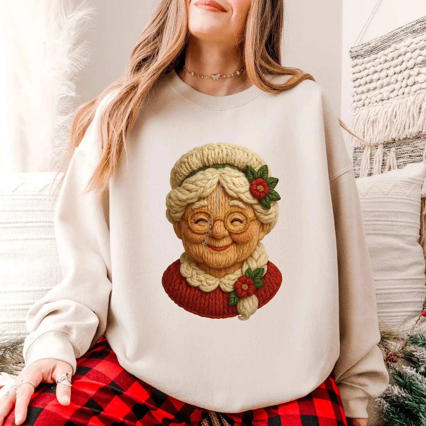 Sweatshirt Cozy Mrs. Claus Sweatshirt – Vintage Christmas Crewneck 🎄❤️