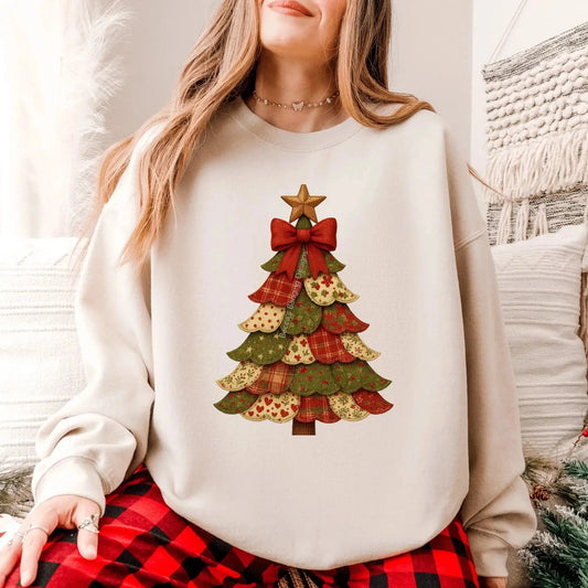 Sweatshirt Patchwork Christmas Tree Sweatshirt – Cozy Country Holiday Crewneck 🎄❤️