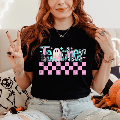 T-Shirt Holographic Halloween Teacher Shirt - Cute Pastel Colors Ghost Design for Teachers