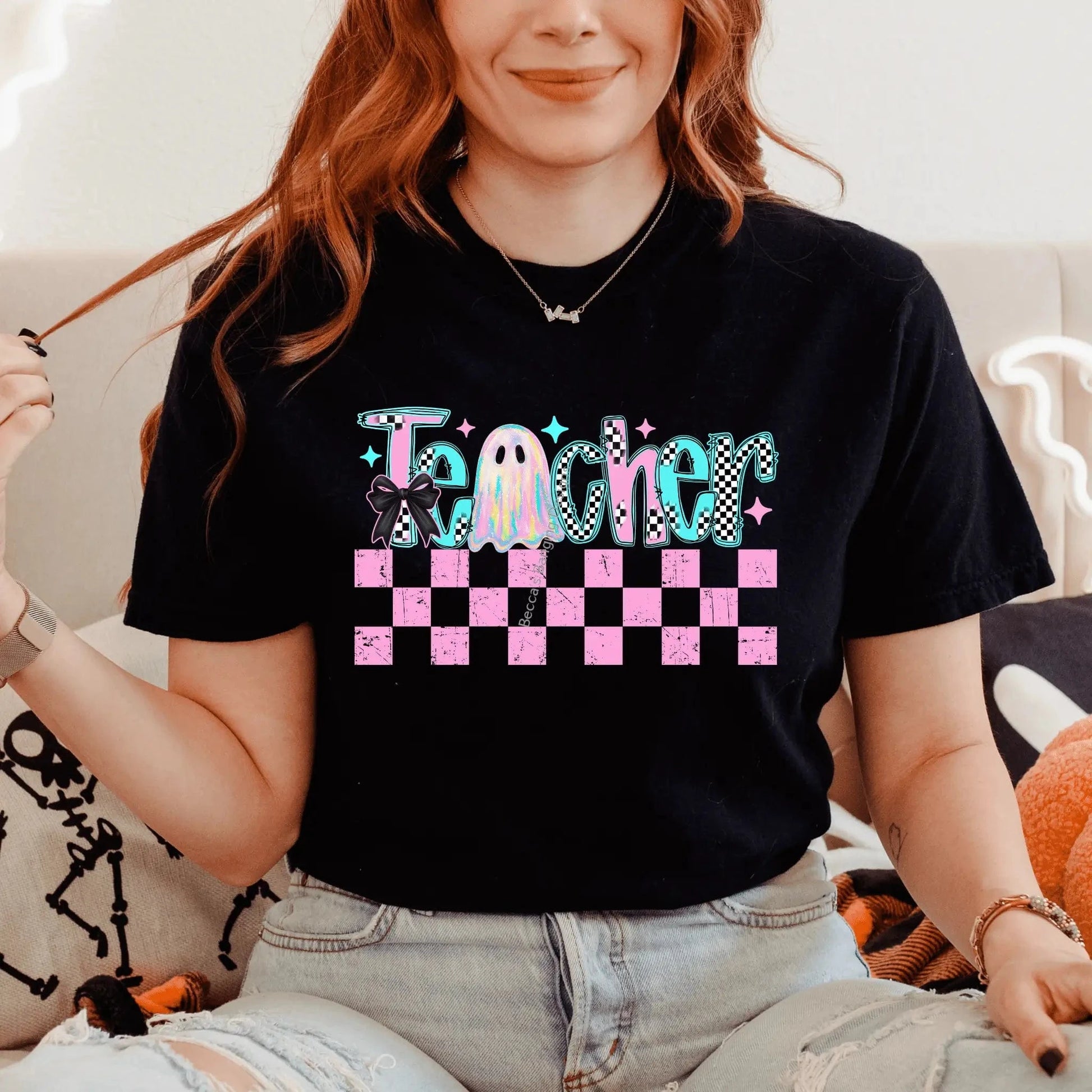 T-Shirt Holographic Halloween Teacher Shirt - Cute Pastel Colors Ghost Design for Teachers